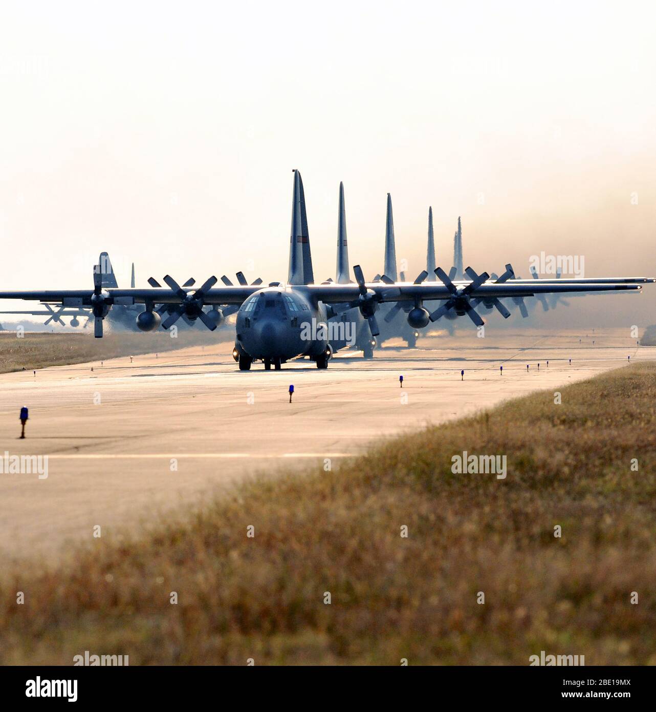 In un esercizio congiunto con l'esercito, 26 C-130s volerà ad Alessandria Aeroporto Internazionale di Alessandria, La., per prelevare circa 1.700 esercito paracadutisti della ottantaduesima divisione aerotrasportata di terza brigata e tonnellate di carico da Fort Bragg, N.C. Foto Stock