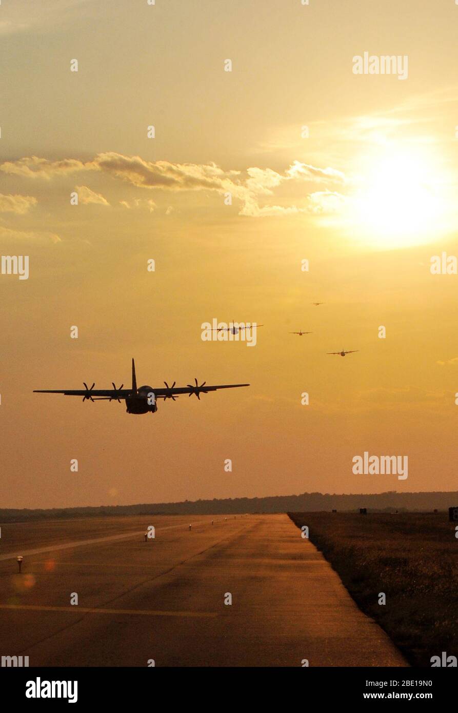 In un esercizio congiunto con l'esercito, 26 C-130s volerà ad Alessandria Aeroporto Internazionale di Alessandria, La., per prelevare circa 1.700 esercito paracadutisti della ottantaduesima divisione aerotrasportata di terza brigata e tonnellate di carico da Fort Bragg, N.C. Foto Stock