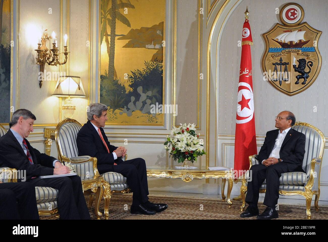Stati Uniti Il segretario di Stato John Kerry e U.S. Ambasciatore di Tunisia Jacob Walles sedersi con il Presidente tunisino Moncef Marzouki per un incontro a Cartagine la residenza presidenziale di Cartagine, Tunisia, il 18 febbraio 2014. Foto Stock