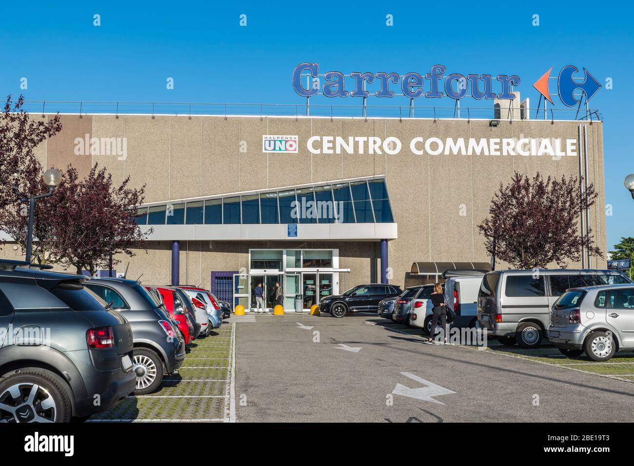 Centro commerciale del Nord Italia con negozi, bar e un ipermercato Foto Stock