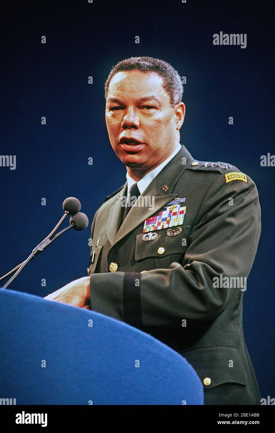General Colin Powell, Presidente Comune di capi di Stato Maggiore, affrontando gli spettatori e i giornalisti ad una speciale cerimonia di premiazione che precede la Welcome Home celebrazione in onore delle forze della coalizione che servita nella tempesta del deserto. Foto Stock