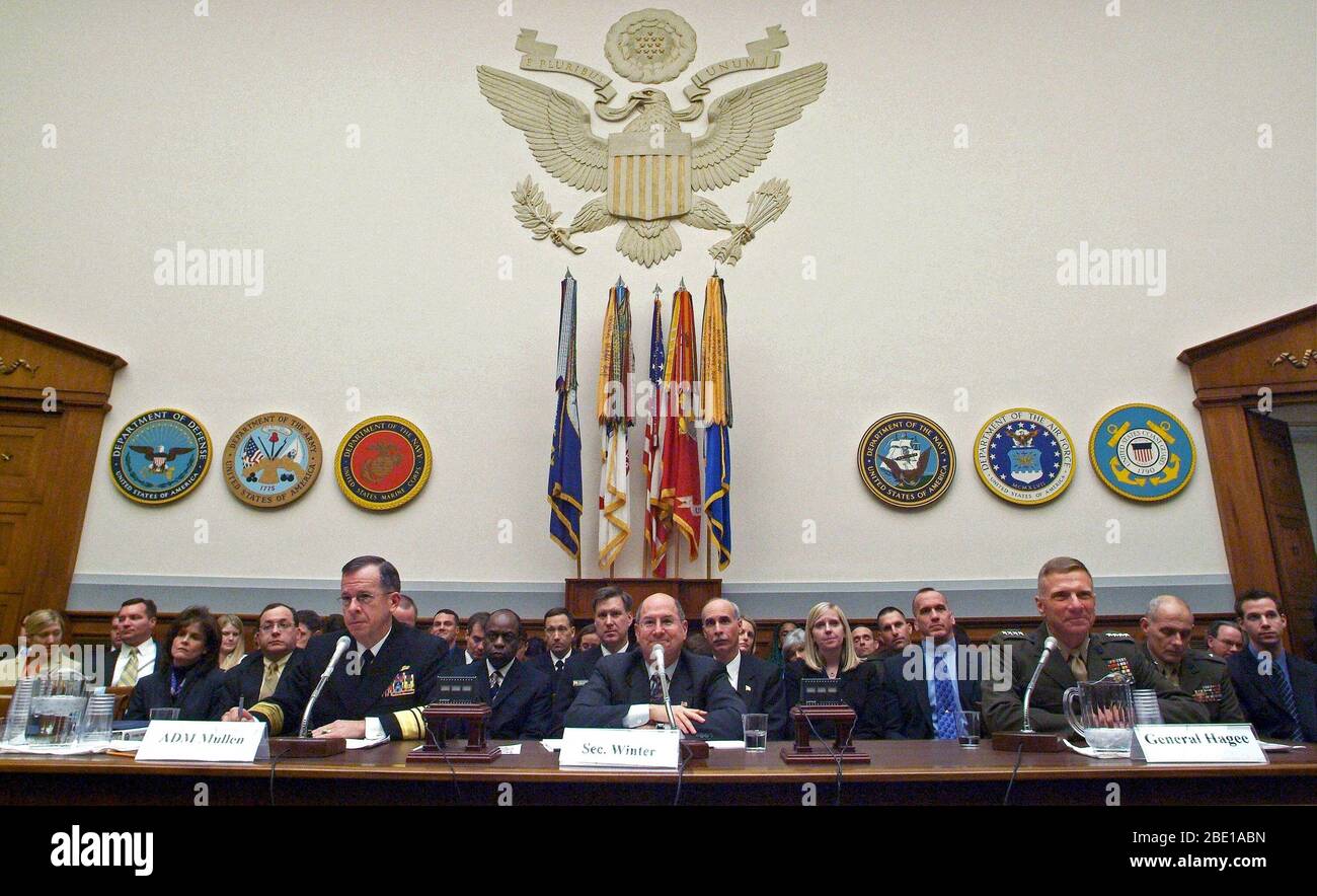 US Navy (USN) alti funzionari comparire davanti la casa Comitato delle Forze Armate per dare testimonianza e rispondere alle domande riguardanti l'anno fiscale 2007 di Difesa Nazionale autorizzazione richiesta di budget. Foto di primo piano da sinistra a destra: Capo di operazioni navali (CNO) USN Admiral (ADM) Michael G. MULLEN, segretario della Marina (SECNAV), gli onorevoli Donald C. Inverno e Comandante del Corpo dei Marines (CMC) US Marine Corps (USMC) Generale (GEN) Michael W. Hagee. Foto Stock