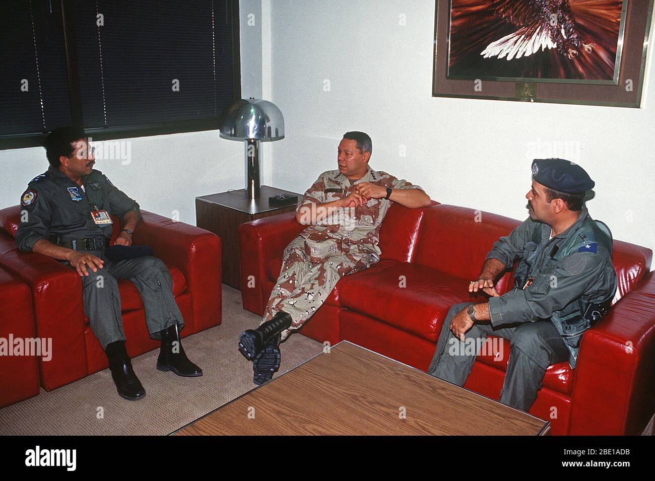 Gen. Colin Powell, presidente del Comune di capi di Stato Maggiore, conferisce con Saudi Arabian piloti durante operazione Desert Shield. Foto Stock