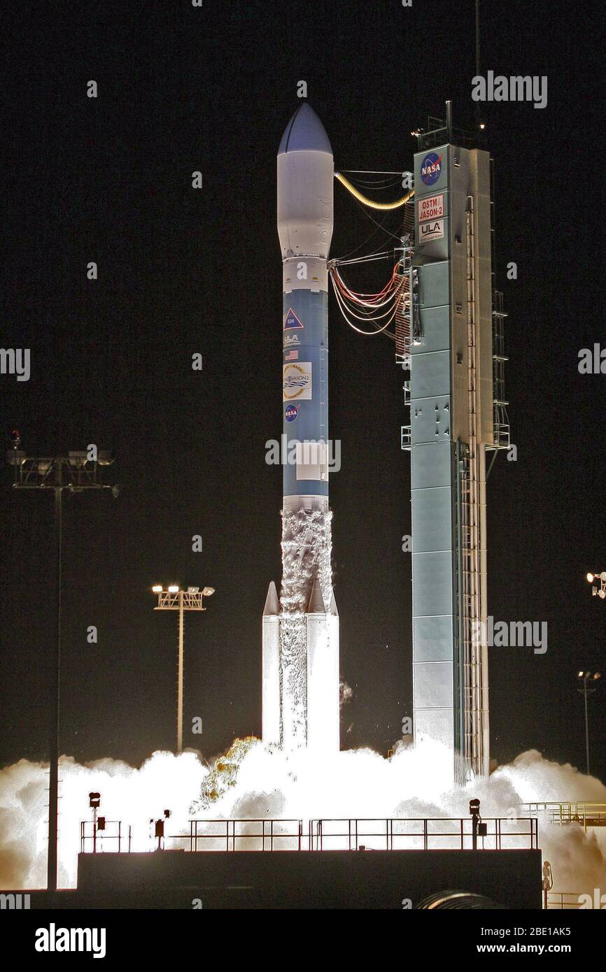 VANDENBERG AIR FORCE BASE IN CALIFORNIA - Fiery nuvole light up Space Launch Complex-2 al sollevamento verticale del razzo Delta II che porta l'Oceano della topografia di superficie missione o OSTM/Jason 2, navicelle spaziali. Foto Stock