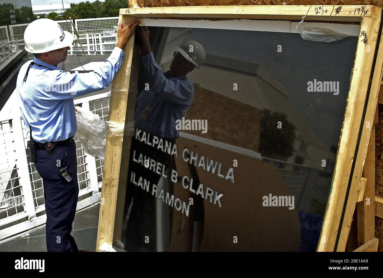 Lavoratori aggiungere all'astronauta Memorial specchio i nomi del Columbia equipaggio morto nel STS-107 incidente. Dedicato il 9 maggio 1991, l'Astronauta Memorial onora gli astronauti statunitensi che hanno dato la loro vita per l'esplorazione dello spazio. Il 'Spazio specchio,' 42 1/2 piedi alto da 50 piedi largo, illumina i nomi degli Astronauti caduti tagliare attraverso il monumento di granito nero superficie. Foto Stock