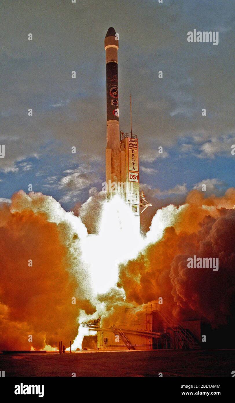 Il Centro Spaziale Kennedy, FLA. -- Un Boeing Delta II (7326) rocket scaglia Deep Space 1 attraverso le nuvole del mattino dopo il decollo, creazione di sun-sfidando la luce con il suo scarico, dal complesso di lancio 17A Cape Canaveral Air Station. Foto Stock