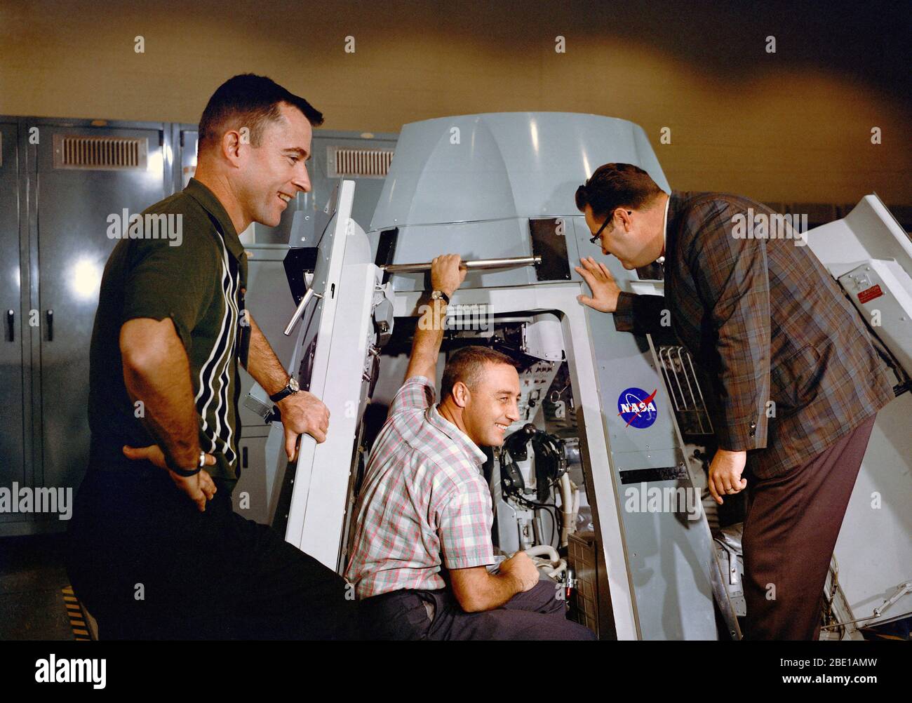 (19 nov. 1964) --- Gli astronauti Virgil I. Grissom (centro) e John W. Young (sinistra), il primo equipaggio per la Gemini-Titan missione 3, sono mostrati ispezione dell'interno del veicolo spaziale Gemini al Mission Control Center di Cape Kennedy Foto Stock