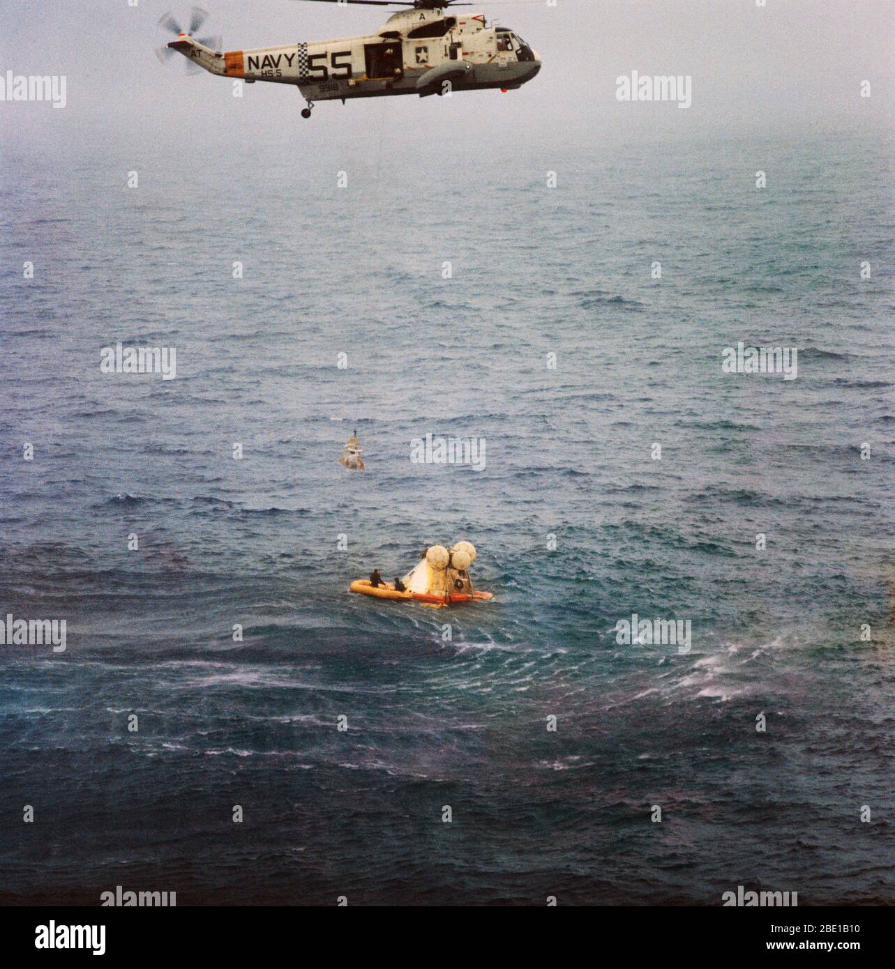 Un membro dell'Apollo 7 equipaggio è issato fino al ripristino di un elicottero a bordo della USS Essex durante le operazioni di ripristino. L' Apollo 7 veicoli spaziali spruzzato verso il basso a 7:11 a.m., Ottobre 22, 1968, circa 200 miglia nautiche a sud-sud-ovest di Bermuda. Photo credit: la NASA Foto Stock