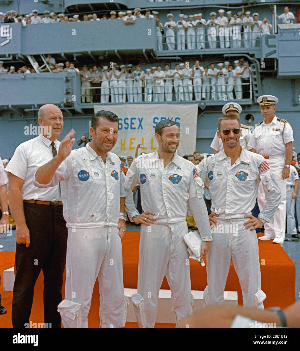 (22 ottobre 1968) --- L' Apollo 7 equipaggio è accolto a bordo della USS Essex, il primo recupero della nave per la missione. Da sinistra a destra, gli astronauti sono Walter M. Schirra Jr., comandante; F. Donn Eisele, il pilota del modulo di comando; e Walter Cunningham, modulo lunare pilota. In sullo sfondo a sinistra è il dottor Donald E. Stullken, NASA Recovery Team Leader dal veicolo spaziale con equipaggio del centro (MSC) lo sbarco e la divisione di recupero. Foto Stock