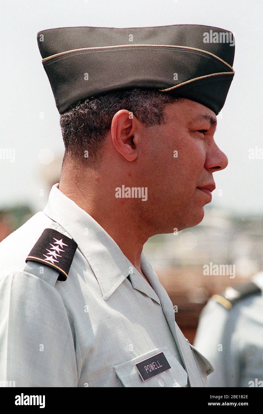 Gen. Colin Powell, presidente Comune di capi di Stato Maggiore, orologi come membri della Seconda Divisione Marine prepararsi alla partenza per prendere parte in Operazione Desert Shield. Foto Stock