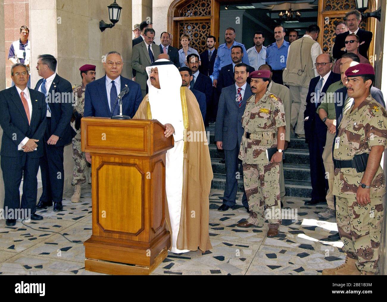 L' onorevole L. Colin Powell (sinistra), il Segretario di Stato americano e il presidente iracheno Sheik Ghazi al-Yawar (Ghazi Mashal Ajil al-Yawar), Presidente ad interim dell'Iraq, sia in piedi dietro il leggio, indirizzo media in una conferenza stampa ufficiale a Bagdad, Provincia di Baghdad, Iraq (IRQ), durante l'Operazione Iraqi Freedom. Foto Stock