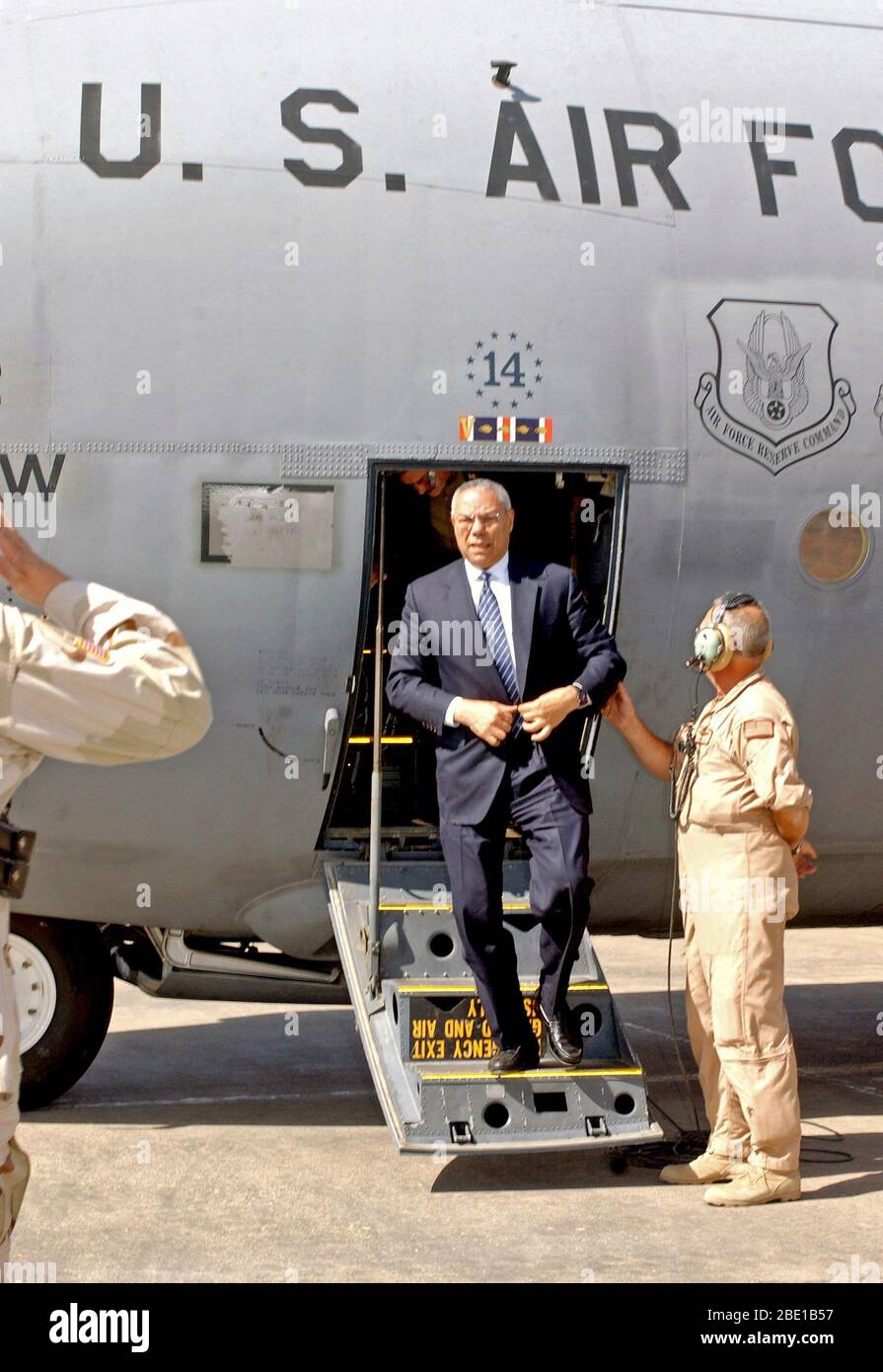 Il Segretario di Stato statunitense Colin Powell L. arriva tramite la US Air Force (USAF) C-130 aerei cargo a Kirkuk Air Base (AB), Iraq. Il segretario è in visita in numerose ubicazioni in tutto l'Iraq tra cui Baghdad e Kirkuk per soddisfare con le truppe sostenere l'Operazione Iraqi Freedom. Foto Stock