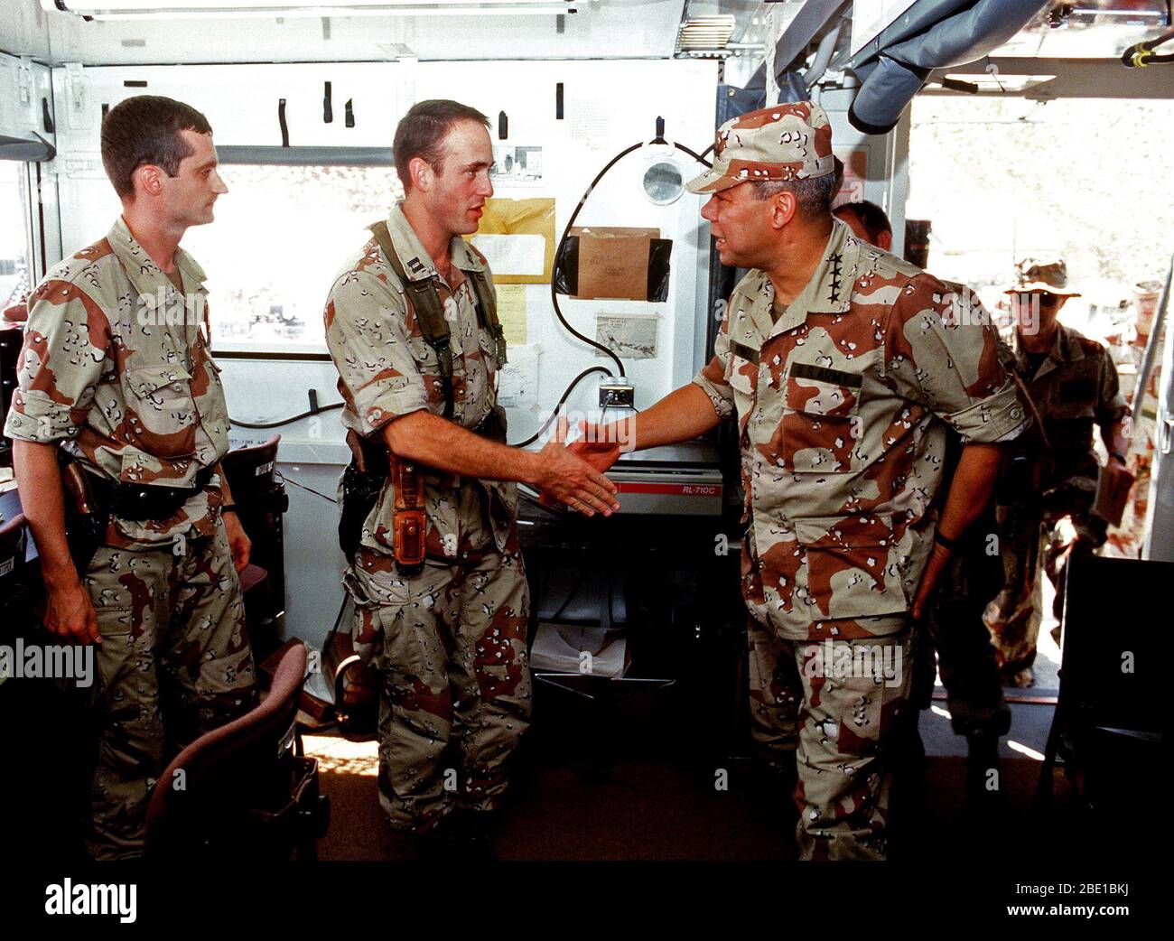 General Colin Powell, presidente del Comune di capi di Stato Maggiore, saluta airman mentre visitano le strutture militari durante operazione Desert Shield. Foto Stock
