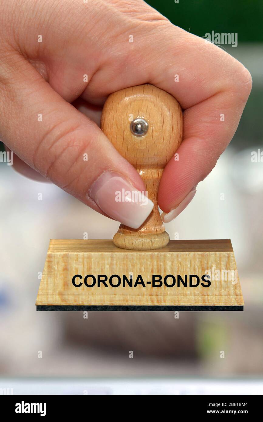 Hand mit Stempel, Frauenhand, Aufschrift: Coronabonds, Euro-bonds, DStaatsverschuldung, Foto Stock