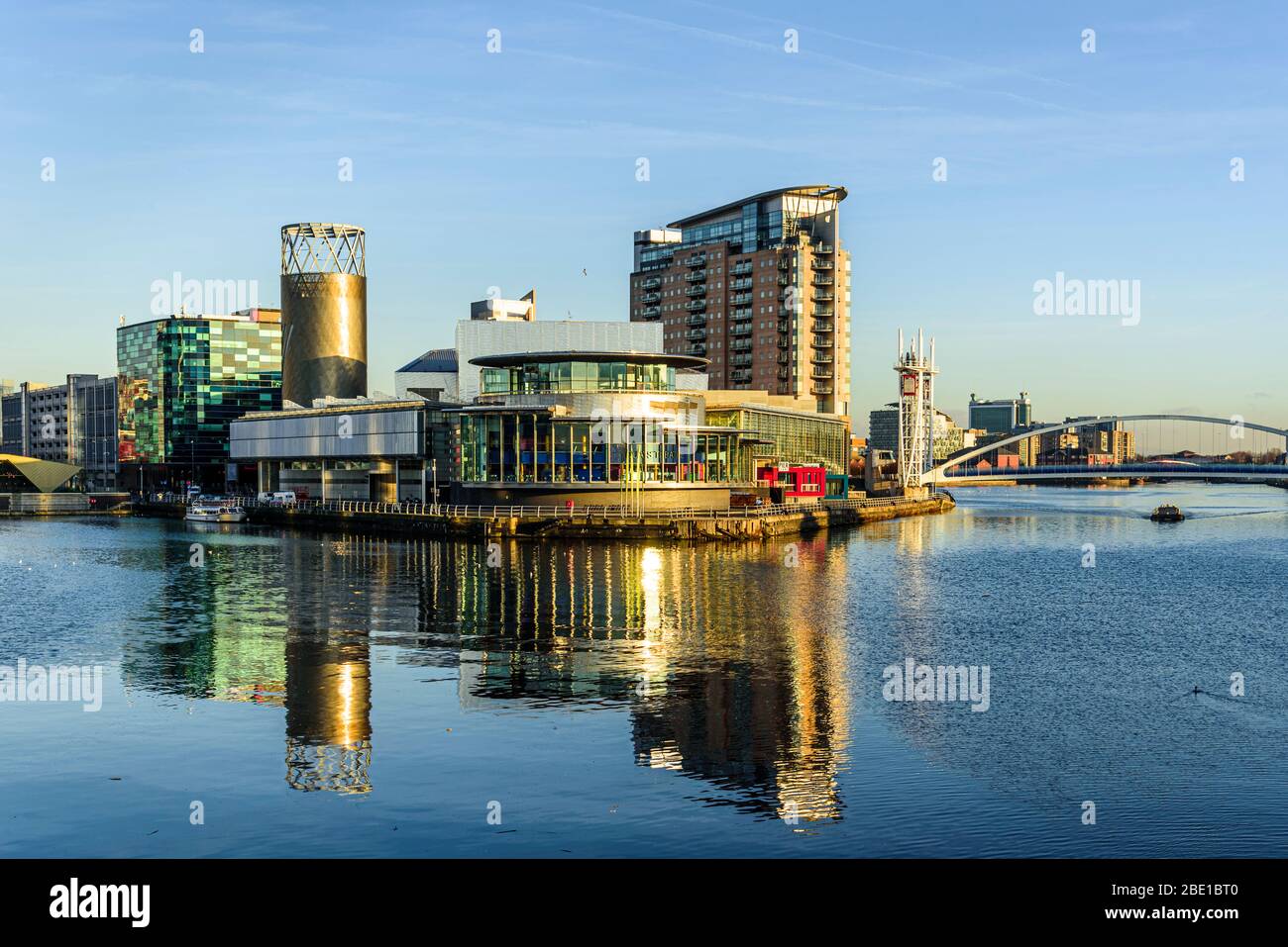 Il ponte di Lowry e Lowry, Salford Quays, Greater Manchester Foto Stock