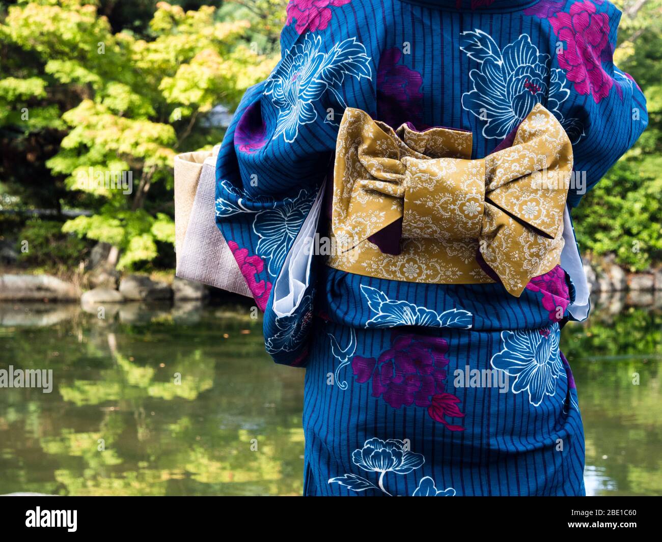 Kimono giapponese con cintura obi tradizionale Foto stock - Alamy