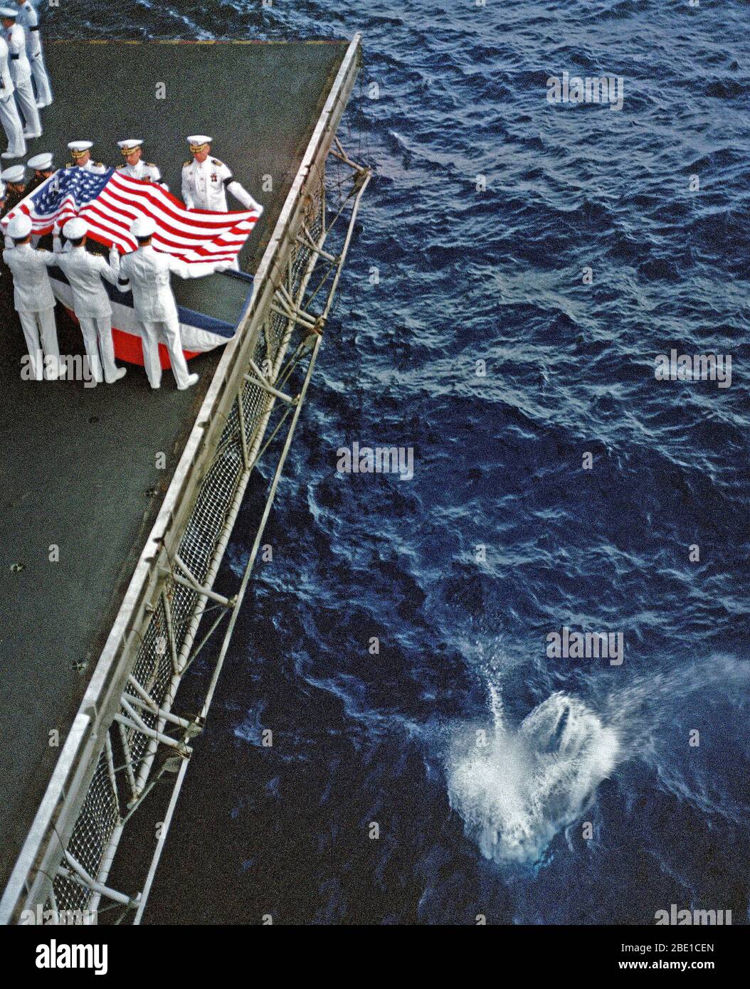 1982 - Una vista della sepoltura in mare servizio per un caduto Marine è detenuto a bordo della portaerei USS INDIPENDENZA (CV 62) Foto Stock