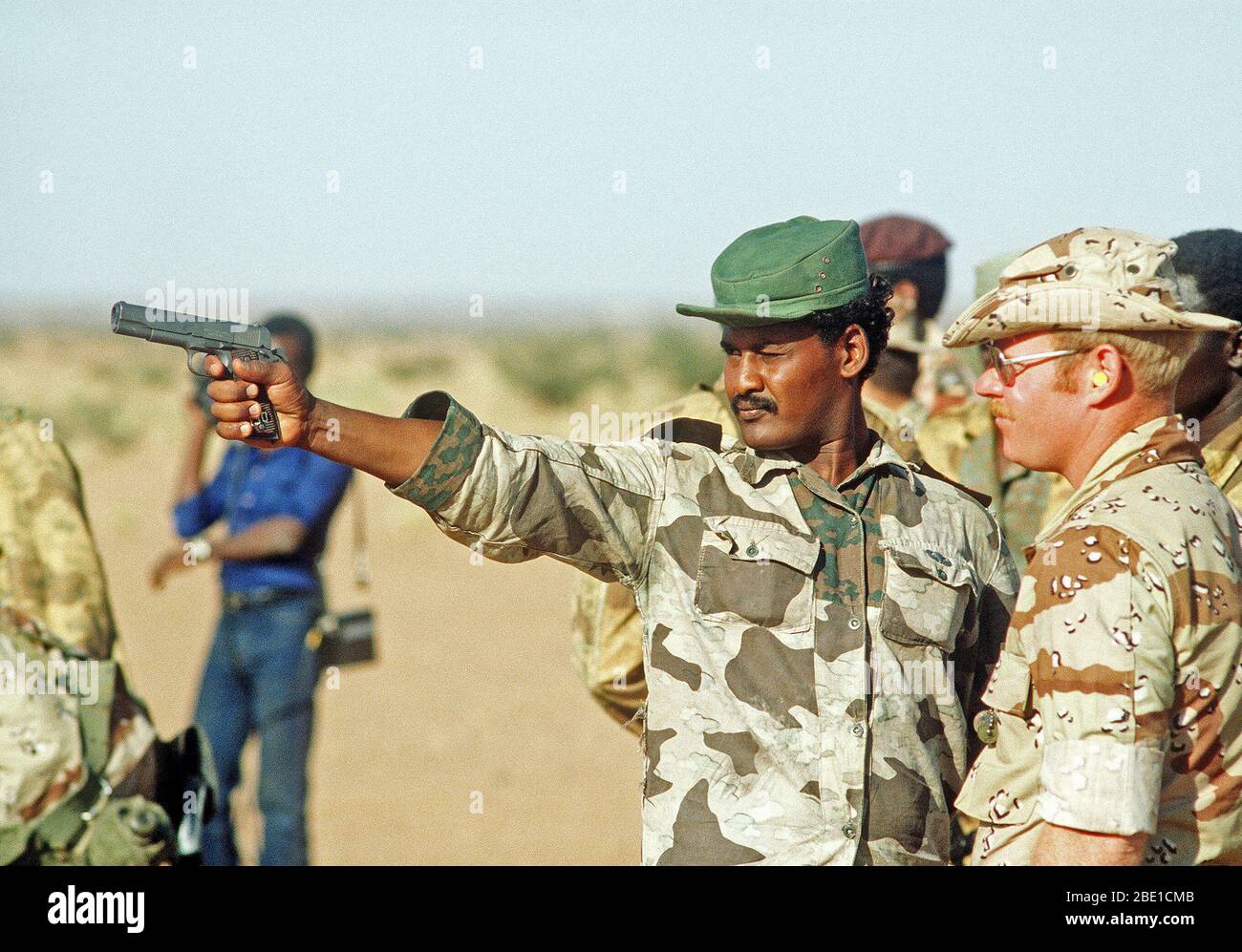 Un soldato Sudanese incendi U.S. .45 calibro pistola automatica durante la fase di esercizio la brillante stella '82. Foto Stock