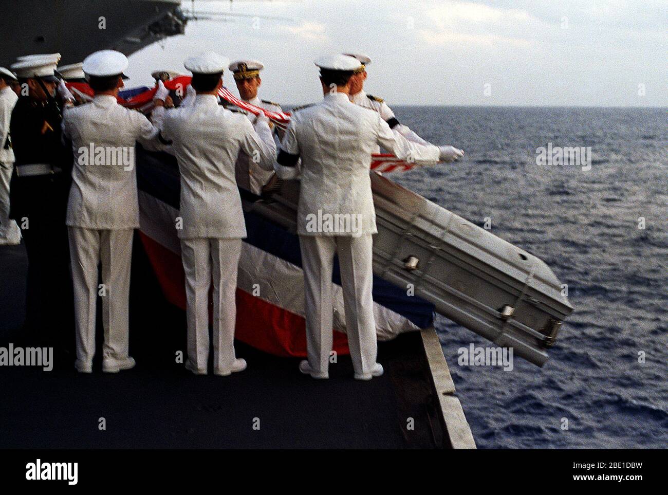 1982 - la bara di un caduto diapositive marini in mare durante una sepoltura-a-sea service detenute a bordo della portaerei USS INDIPENDENZA (CV-62). Foto Stock
