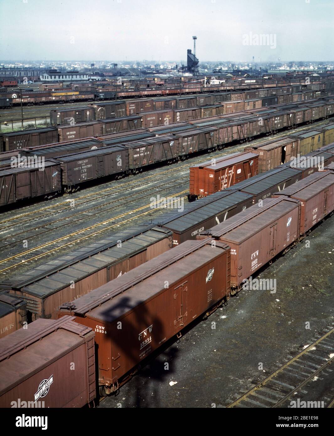 Vista generale di una parte della riserva cantiere di Chicago e la Northwestern [ossia North Western] railroad, Chicago, Ill. in background è il carbone e scivolo roundhouse Aprile 1943 Foto Stock