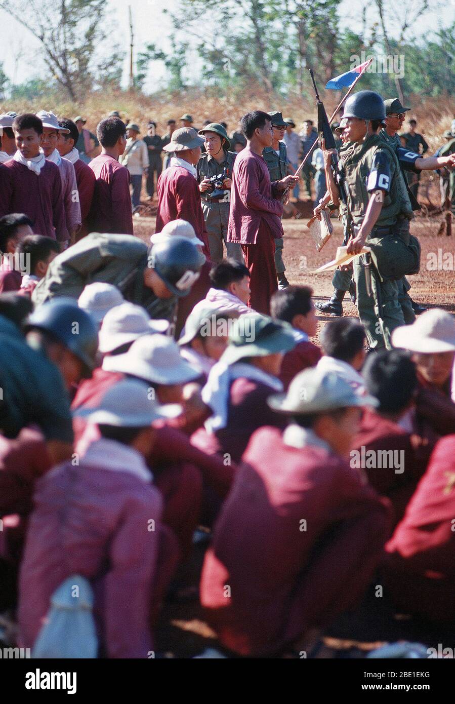 Il Viet Cong POWs alzarsi e sedersi alla posizione di exchange. Essi erano volati su USAF velivolo C-130 da Bien Hoa Base dell'aria. Essi saranno scambiati per Americani e sudvietnamiti POWs detenute dai Viet Cong forze. Foto Stock