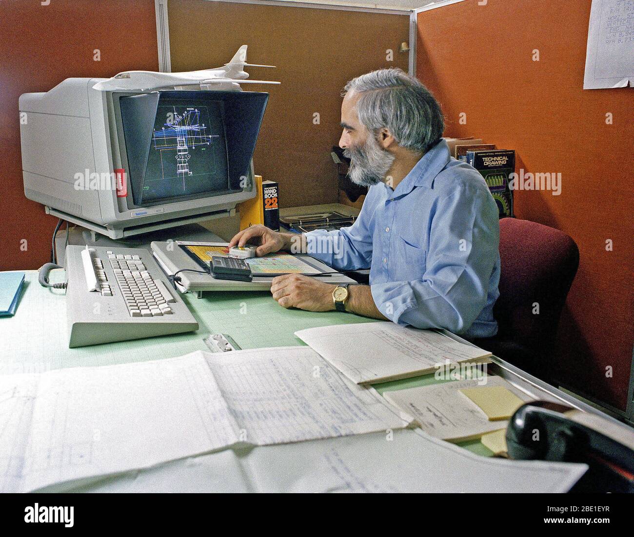Un tecnico utilizza il computer aided design (CAD) sistema per sviluppare il sistema di montaggio per la sezione di coda fo la B-1 bombardieri. Foto Stock