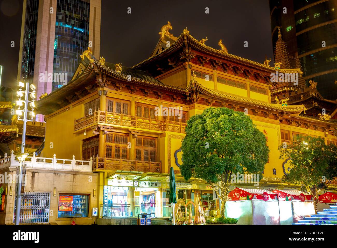 Tempio di Jing'an è un tempio buddista sul West Nanjing Road a Shanghai in Cina. Foto Stock