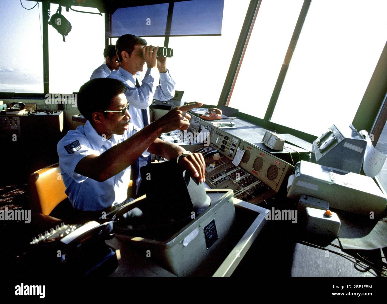 I controllori del traffico aereo della Air Force di comando per le comunicazioni (AFCC) nella torre di controllo osservare in entrata e in uscita di aeromobili. Foto Stock