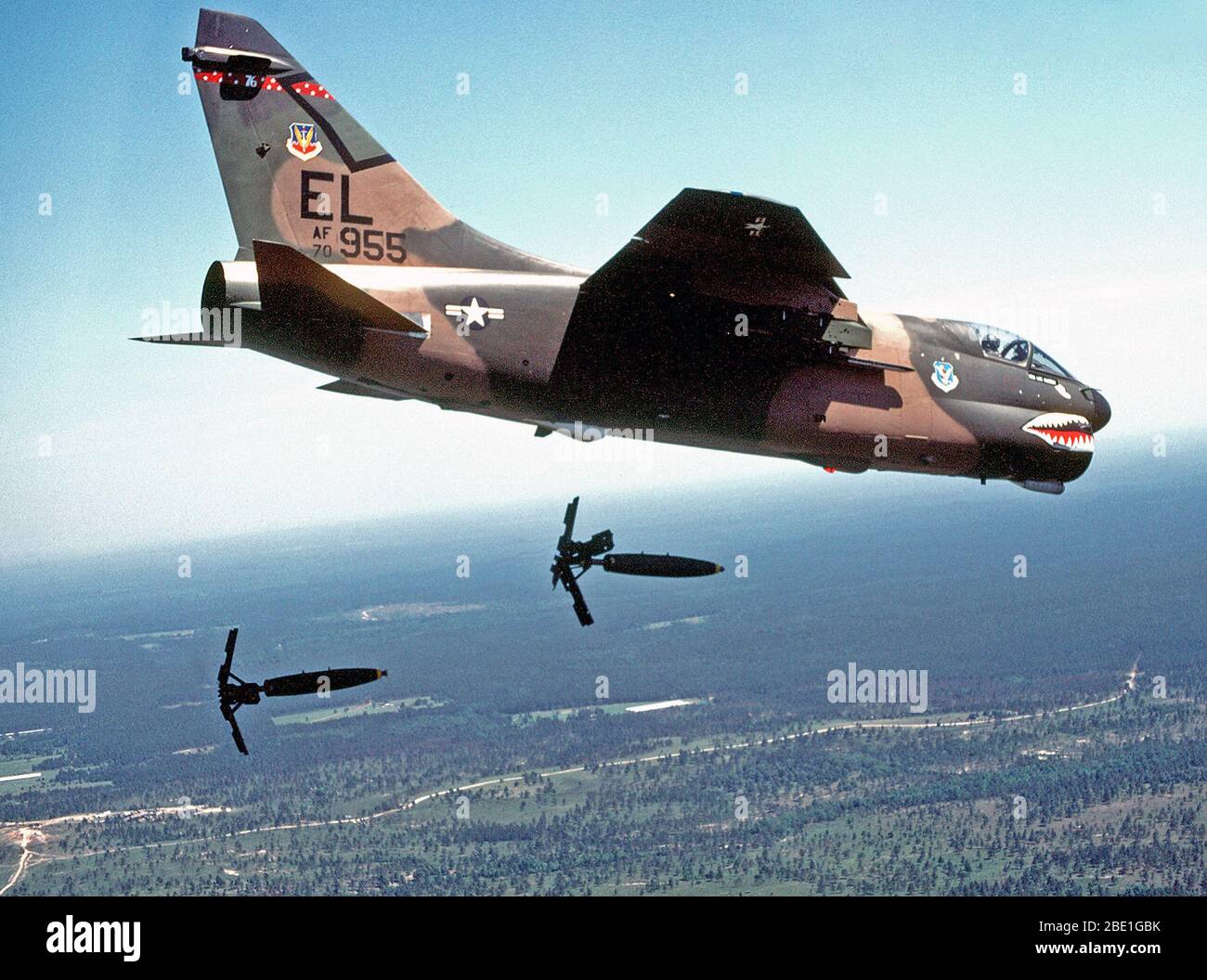 1980 - un'aria-aria - Vista laterale destra di un A-7D Corsair II aeromobili rilasciando Mark 82 ad alta trascinare le bombe su una gamma Foto Stock