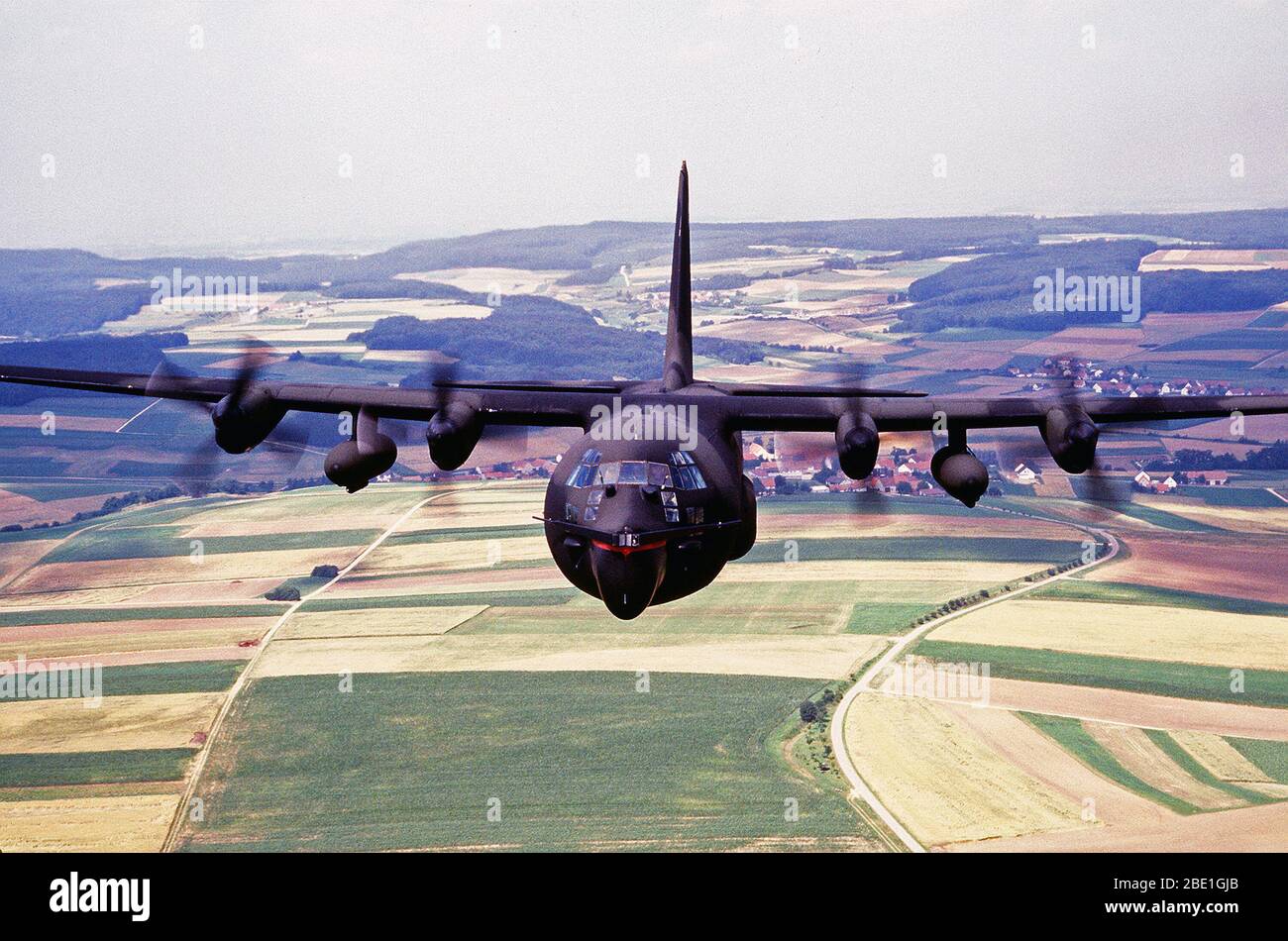 1980 - La settima Special Operations Squadron (SOS) conduce alla formazione per particolari operazioni di aria e le attività correlate. L'unità anche treni con le truppe delle forze speciali e Navy SEALs per non convenzionali operazioni di guerra. Vista frontale di un MC-130E Hercules combattimento aereo Talon del settimo SOS durante un Fulton missione di recupero Foto Stock