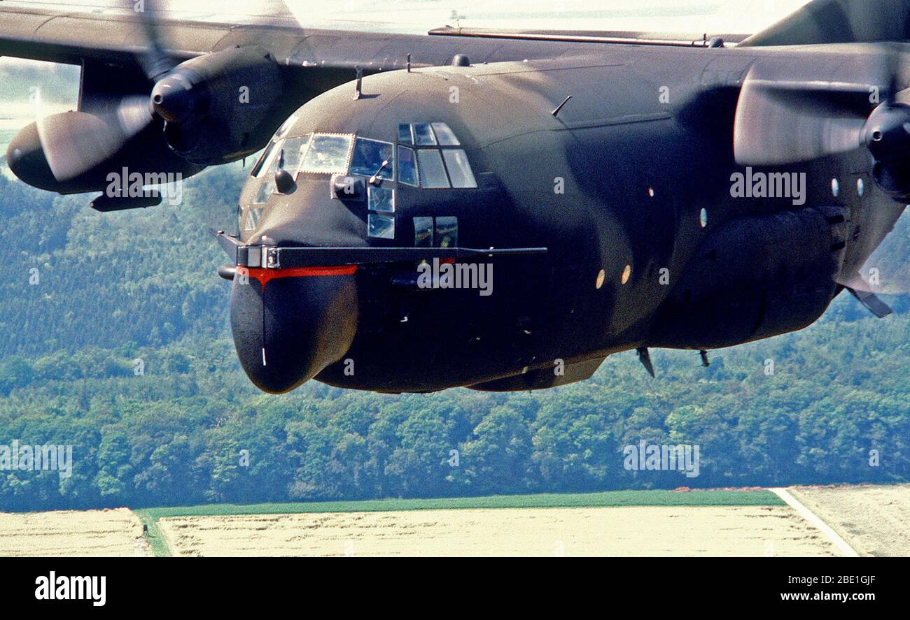 1980 - La settima Special Operations Squadron (SOS) conduce alla formazione per particolari operazioni di aria e le attività correlate. L'unità anche treni con le truppe delle forze speciali e Navy SEALs per non convenzionali operazioni di guerra. Close-up anteriore sinistra sul panorama che si vede di un MC-130E Hercules combattimento aereo Talon del settimo SOS durante un Fulton missione di recupero Foto Stock