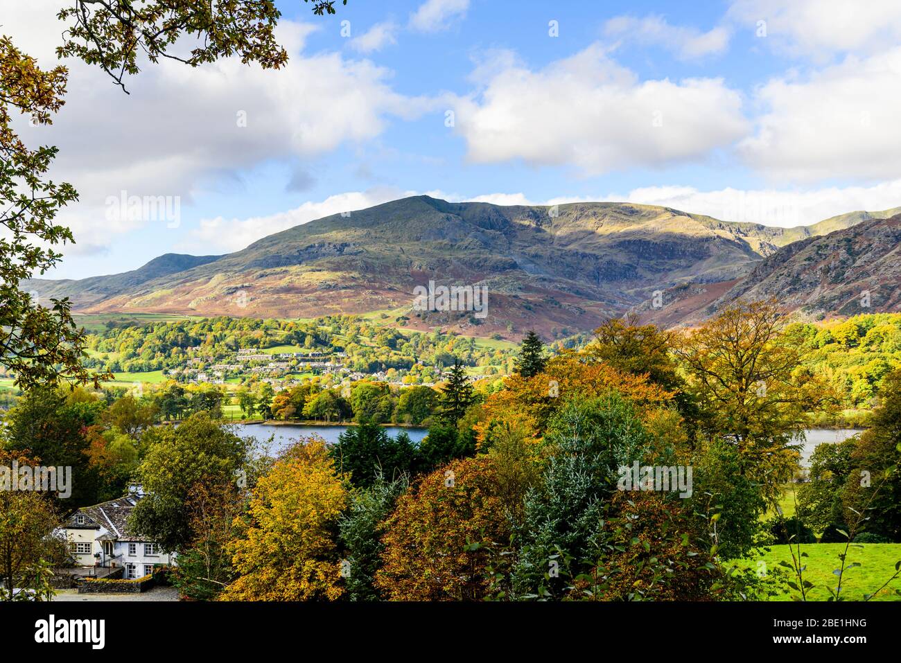 Vista autunnale sull'acqua di Coniston nel Distretto dei Laghi Inglese con Coniston Old Man e BRM cadde sullo skyline Foto Stock