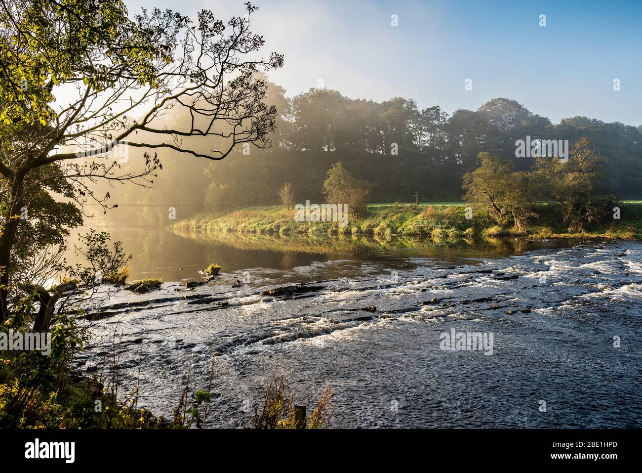 Il fiume Ribble a Jumbles, sotto Hurst Green, Lancashire. Questo è su una passeggiata conosciuta come il sentiero Tolkien. Foto Stock