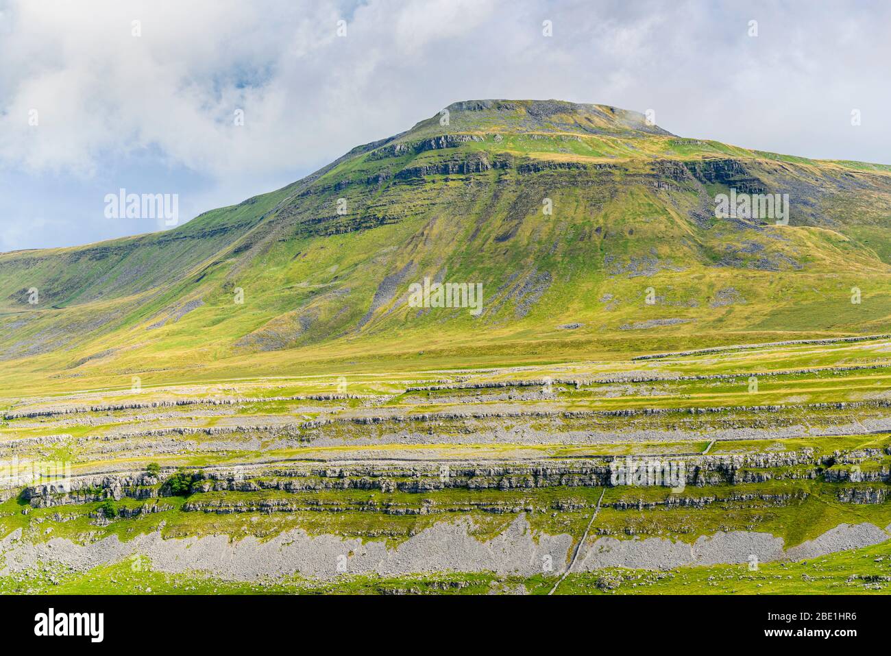 Ingleborough da Scales Moor sopra Ingleton nel Parco Nazionale Yorkshire Dales Foto Stock