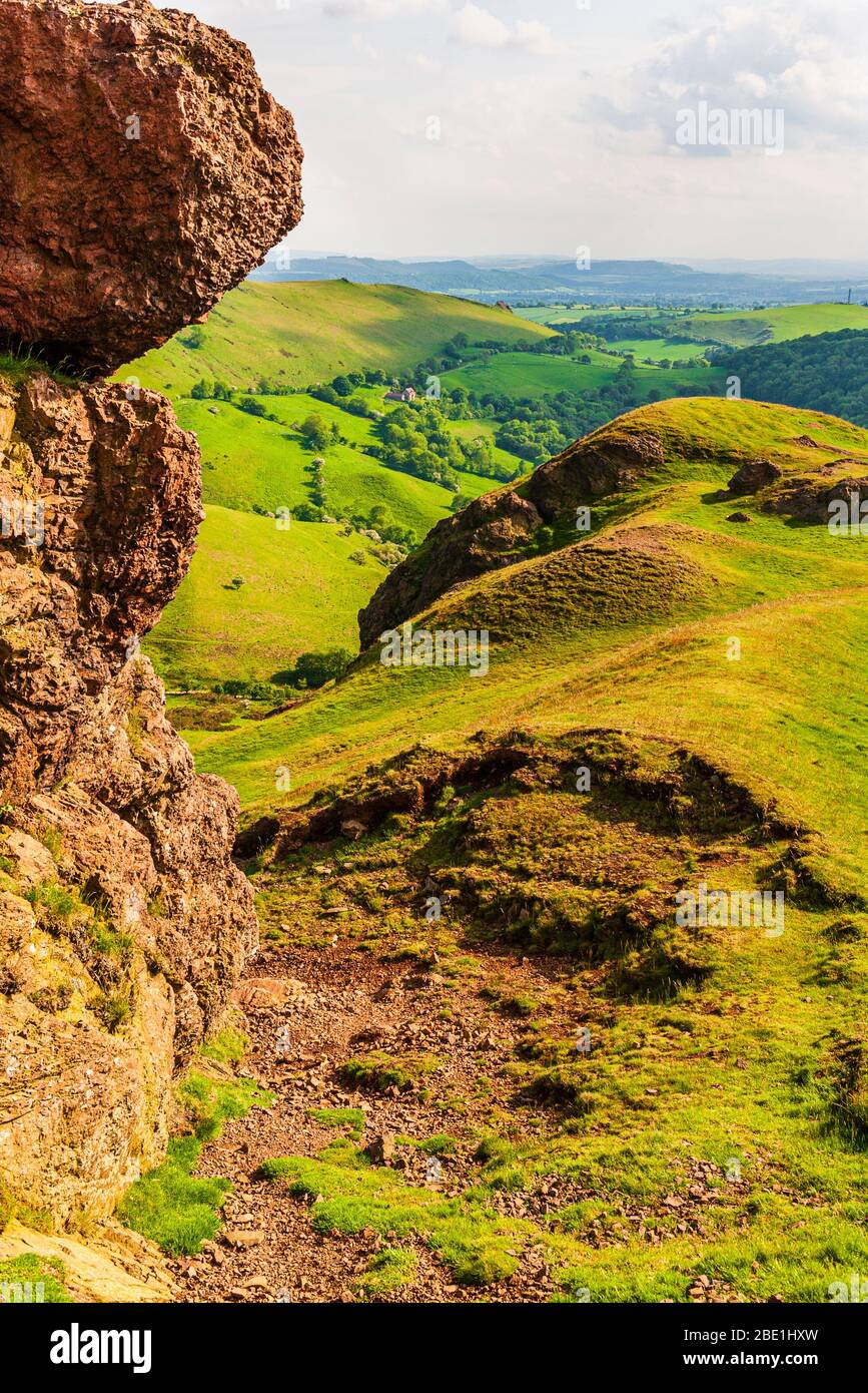 Guardando a sud sulla cresta di Caer Caradoc nella Shropshire Hills Area di straordinaria bellezza naturale, Shropshire, Inghilterra Foto Stock