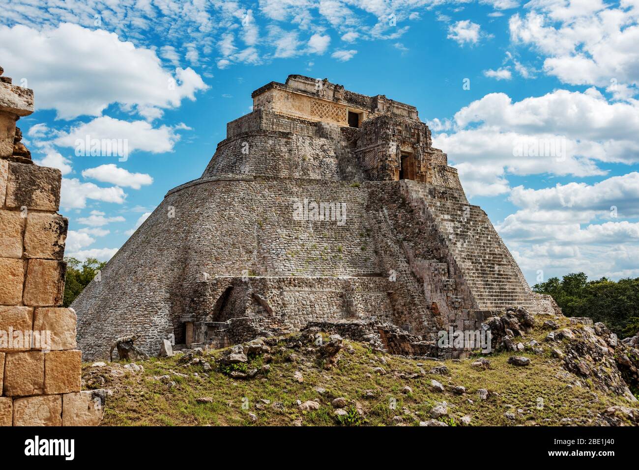 Vista dal nunnery alla piramide del mago nelle antiche rovine maya di uxmal, messico Foto Stock