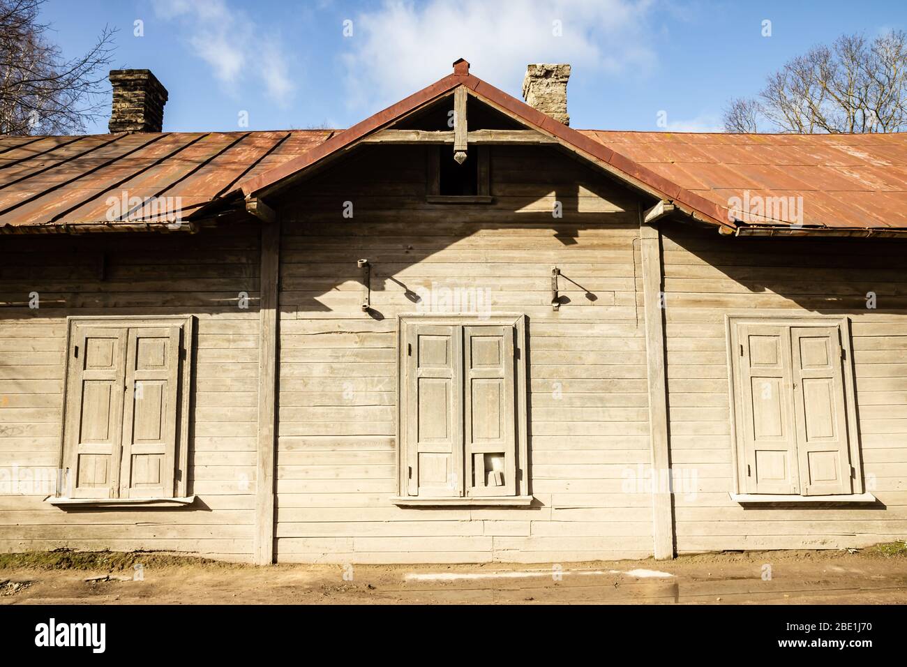 Casa in legno abbandonata a Āgenskalns, riga, Lettonia Foto Stock