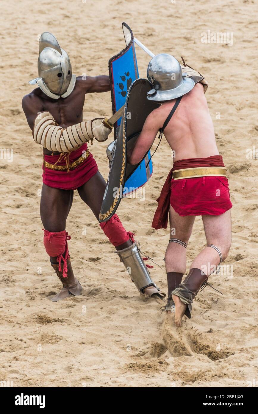 gladiatori in lotta in arena, italia Foto Stock