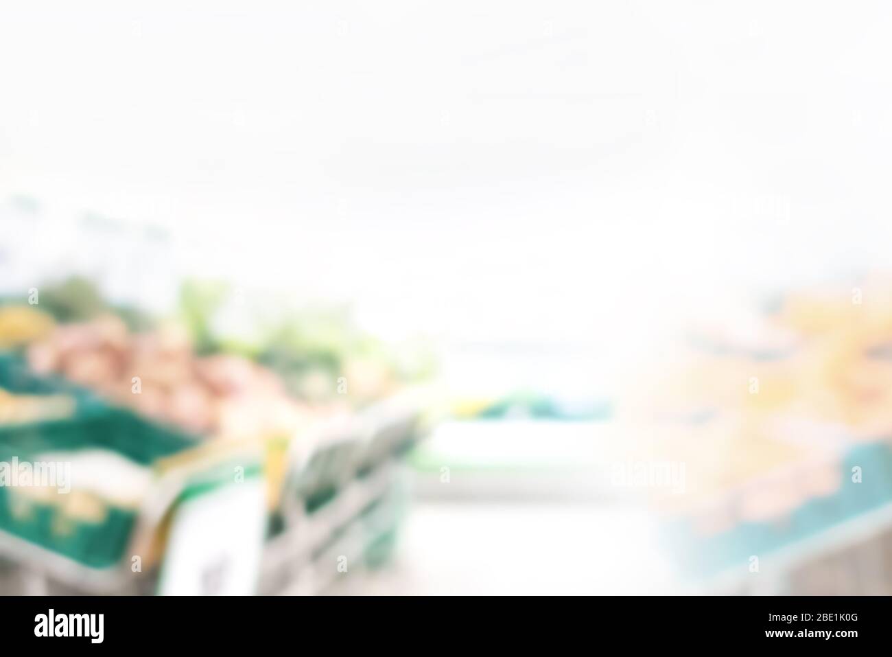 Immagine sfocata di corridoio nel reparto di cibo fresco del supermercato per sfondo Foto Stock