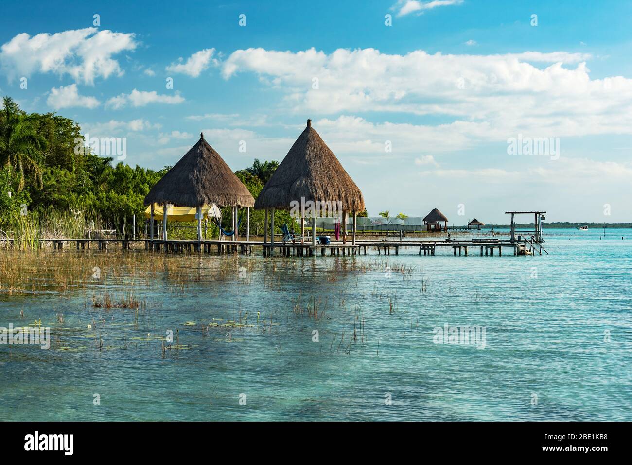 padiglione con tetto di paglia a laguna di bacalar Foto Stock