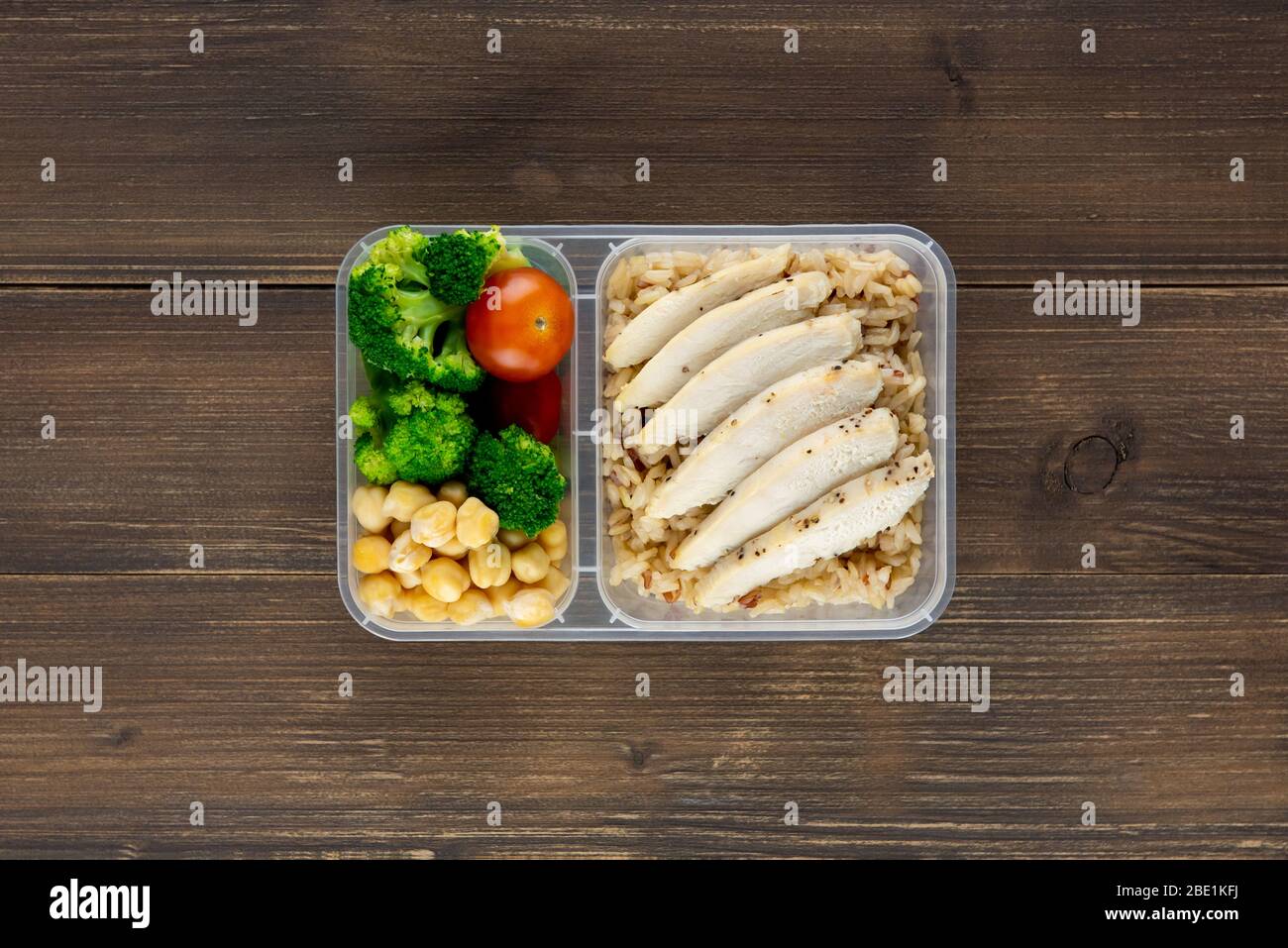 Nutriente denso sano basso grasso cibo in take away pasto scatola impostato su sfondo di legno vista dall'alto Foto Stock Nutriente denso sano basso grasso cibo in take away pasto scatola impostato su sfondo di legno vista dall'alto Foto Stock