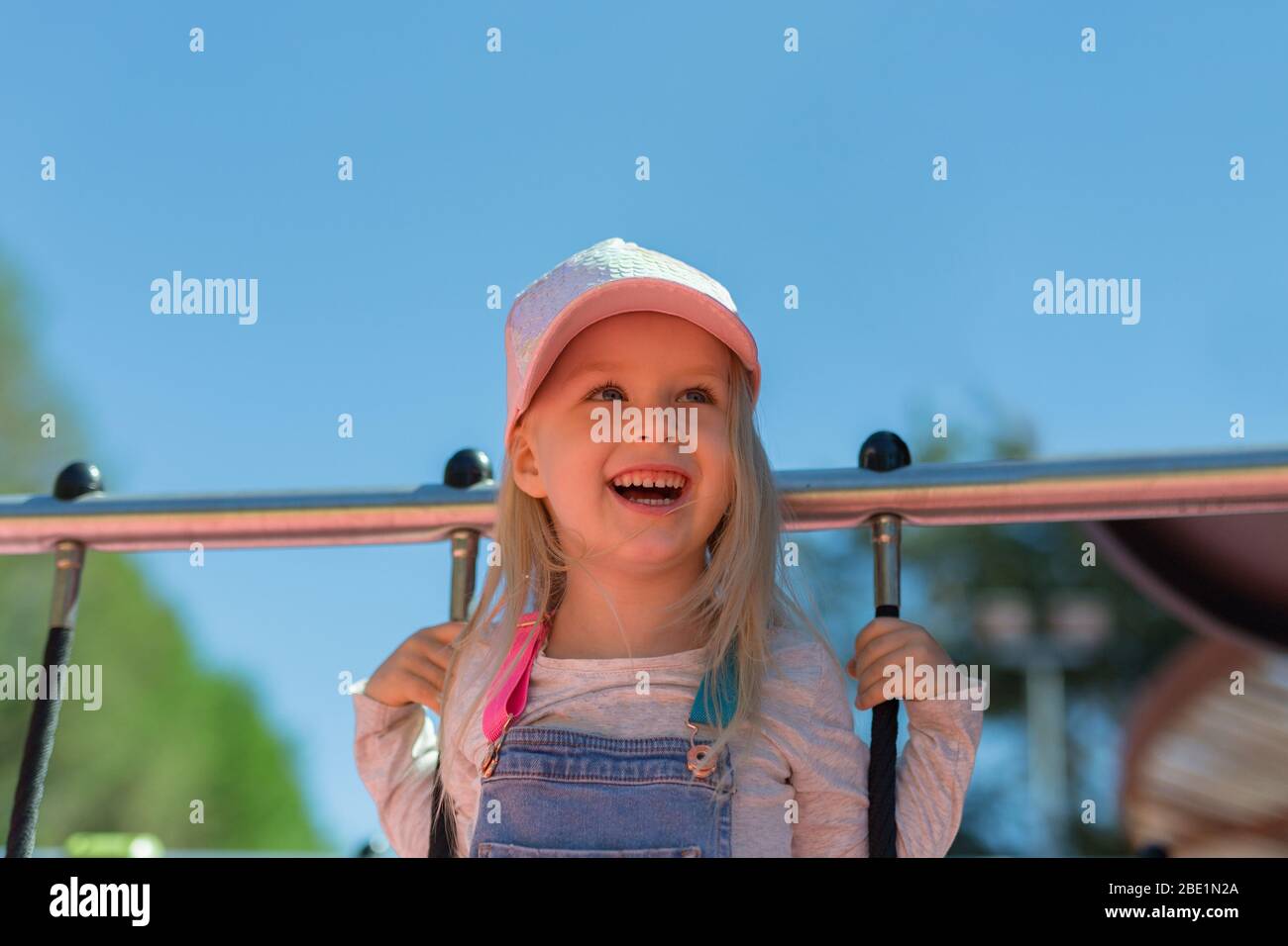 Ritratto di felice bionda 4 anni ragazza che gioca sul parco giochi Foto Stock