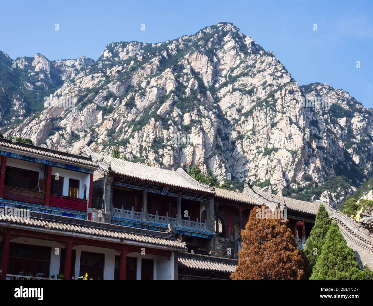 Dengfeng, Cina - 28 luglio 2013: Tetti del monastero nelle montagne sacre taoiste Songshan, provincia di Henan Foto Stock