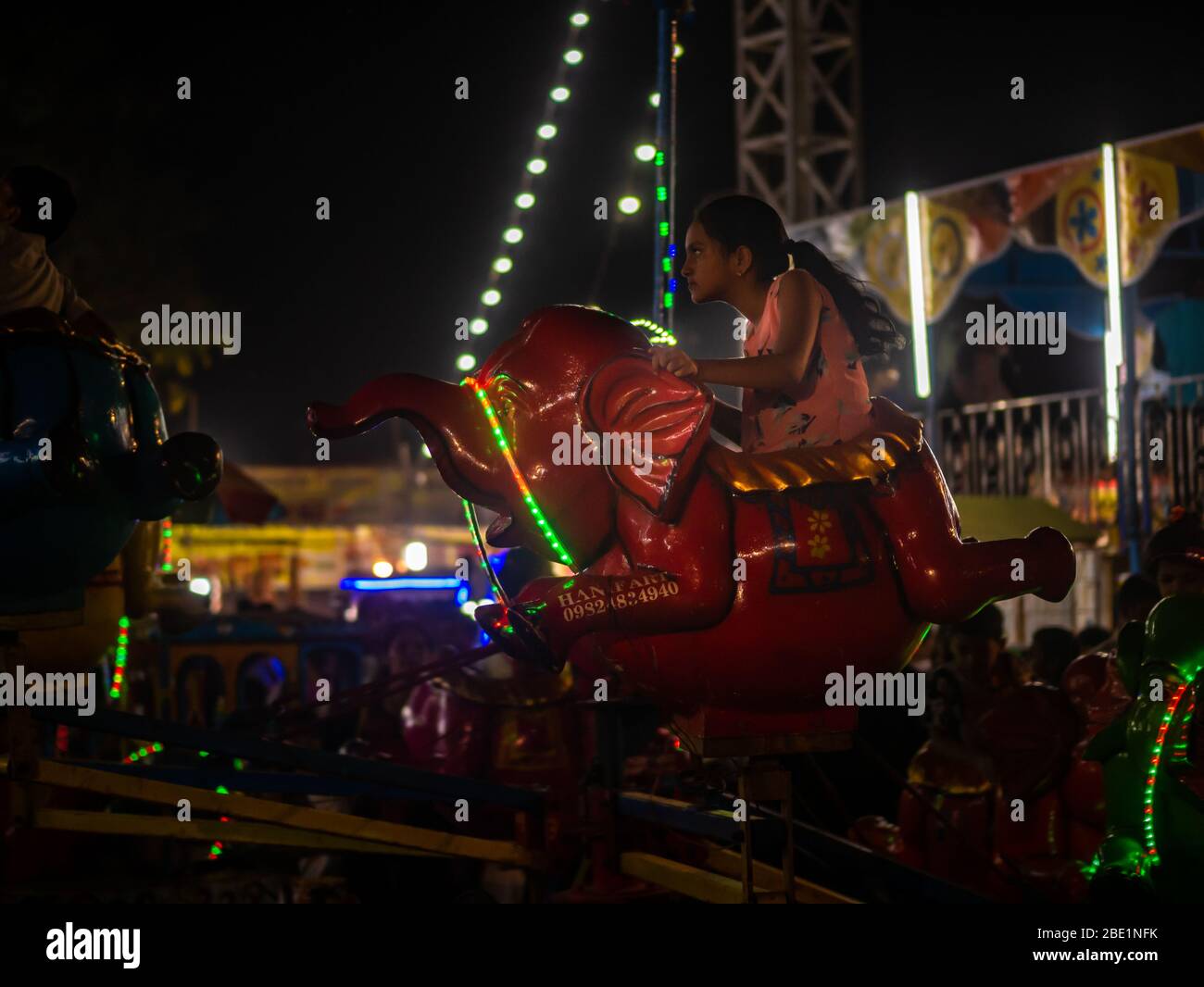 Mumbai, India - 01 dicembre 2019: I bambini indiani che si godono giostra in elefante al parco divertimenti Foto Stock