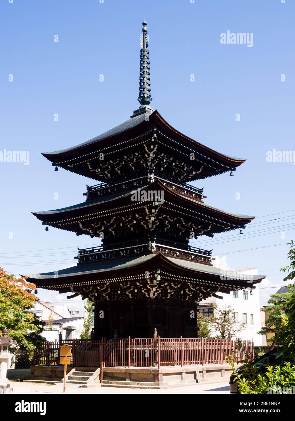 Takayama, Giappone - 6 ottobre 2015: Pagoda a tre piani del tempio buddista Hida Kokubunji in una giornata di sole Foto Stock