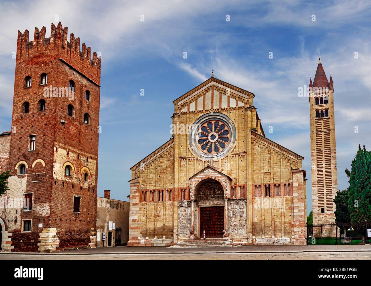 Verona, Italia - facciata e campanile della chiesa di San Zeno. Foto Stock
