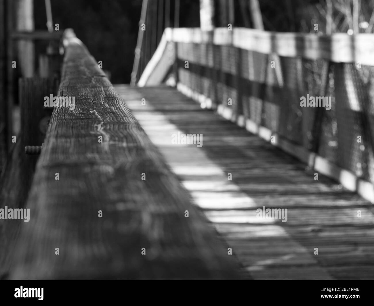 Ponte di sospensione in legno bianco e nero Foto Stock