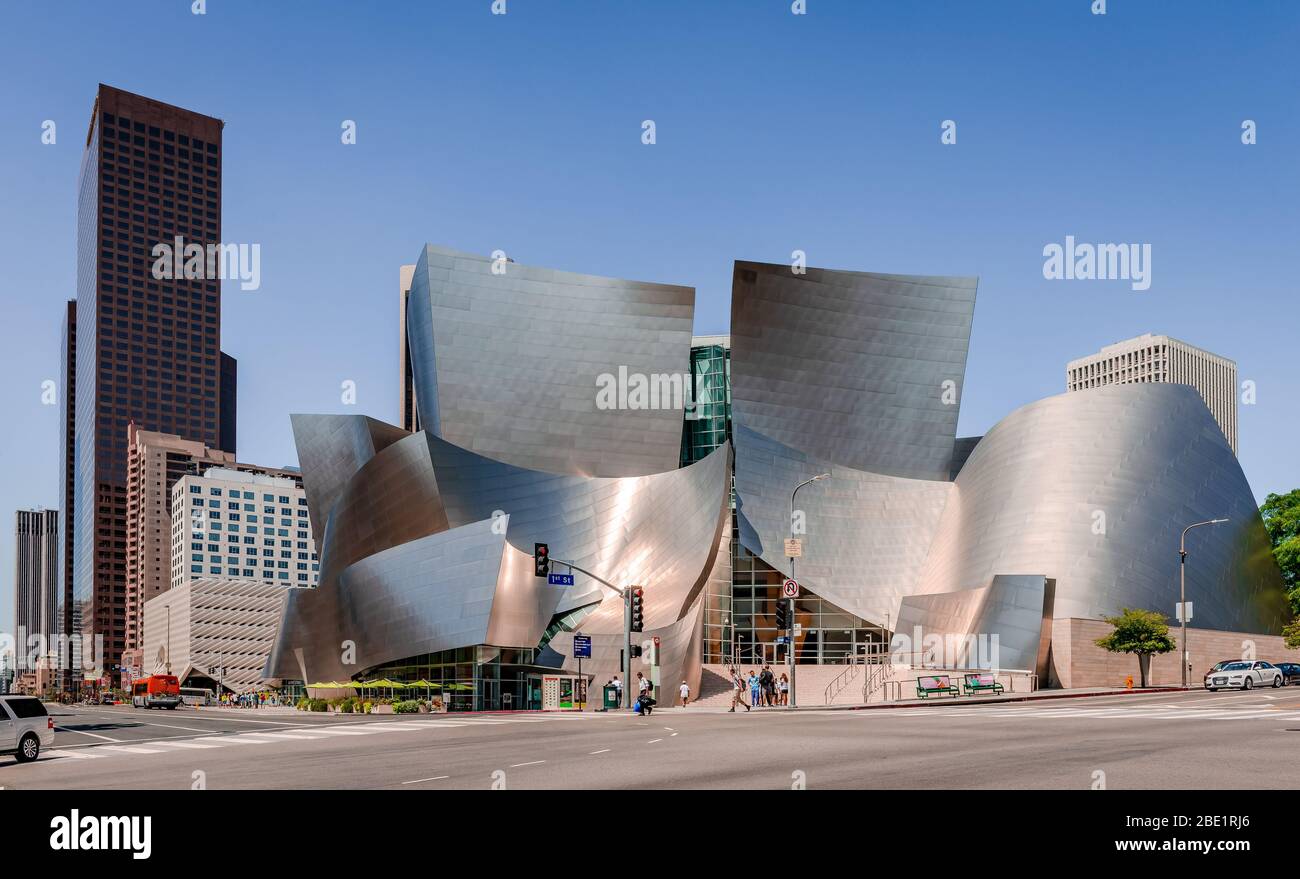 Los Angeles, CA / USA - Luglio 26 2015: L'incrocio tra South Grand Avenue e 1st Street West. La Walt Disney Concert Hall domina il quadro. Foto Stock