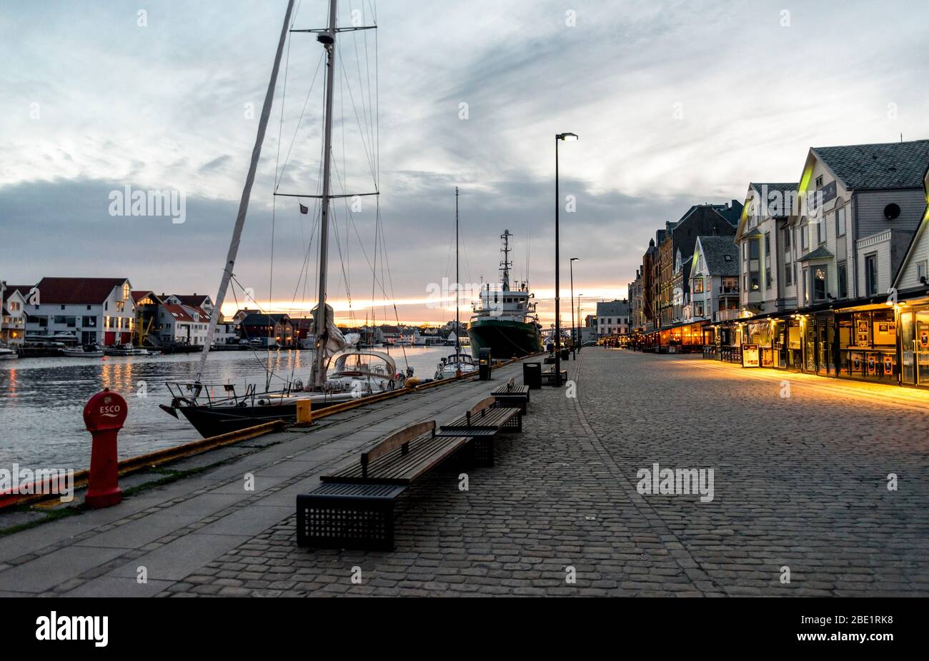 Passeggiata a piedi in serata al centro di Haugesund e porto con ristoranti, caffè e barche ricreative parcheggiate, Haugesund, Norvegia, maggio 201 Foto Stock