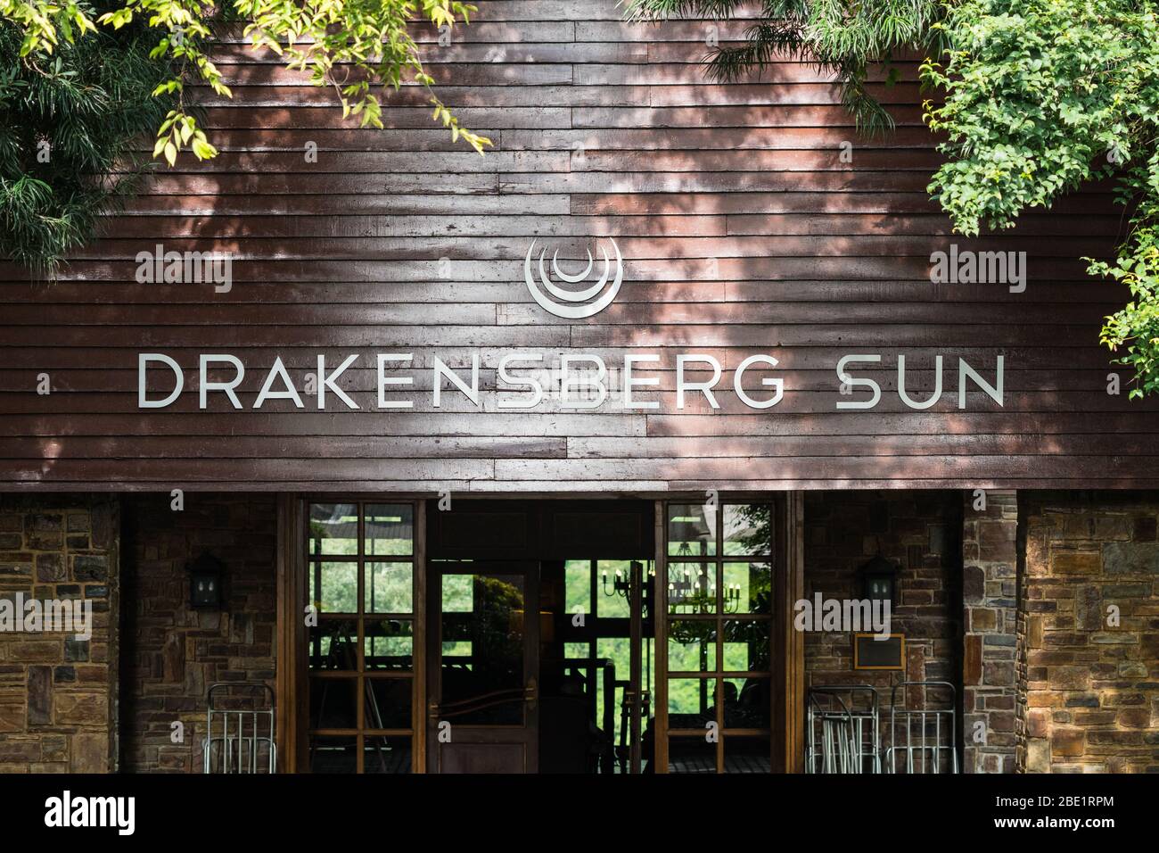 Drakensberg Sun Nome dell'hotel sopra l'entrata dell'edificio principale della reception nel Drakensberg, Sud Africa concetto di viaggio e turismo Foto Stock